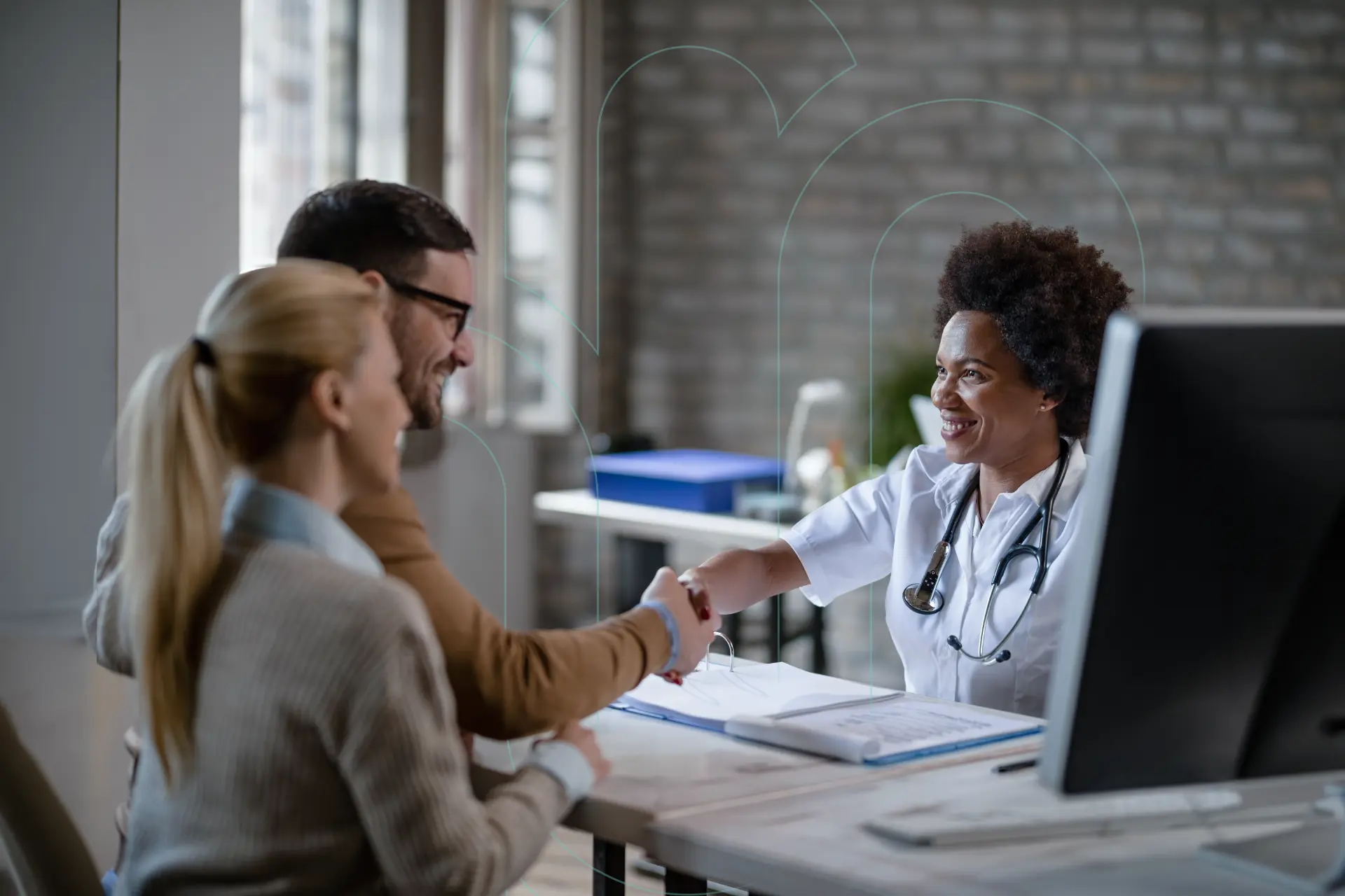 Médica cumprimentando pacientes ao final de uma consulta clínica