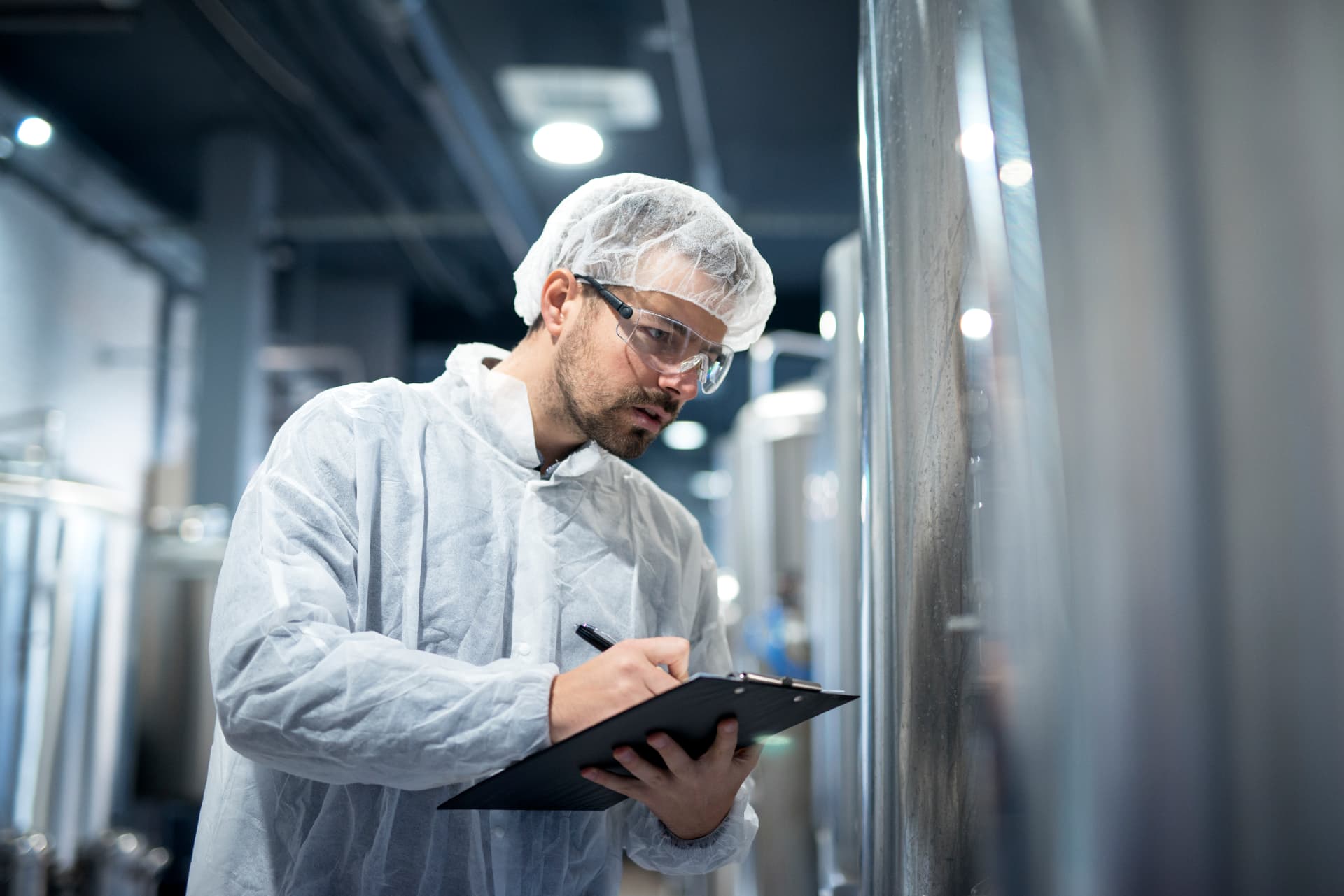 Profissional controlando o processo produtivo em planta farmacêutica