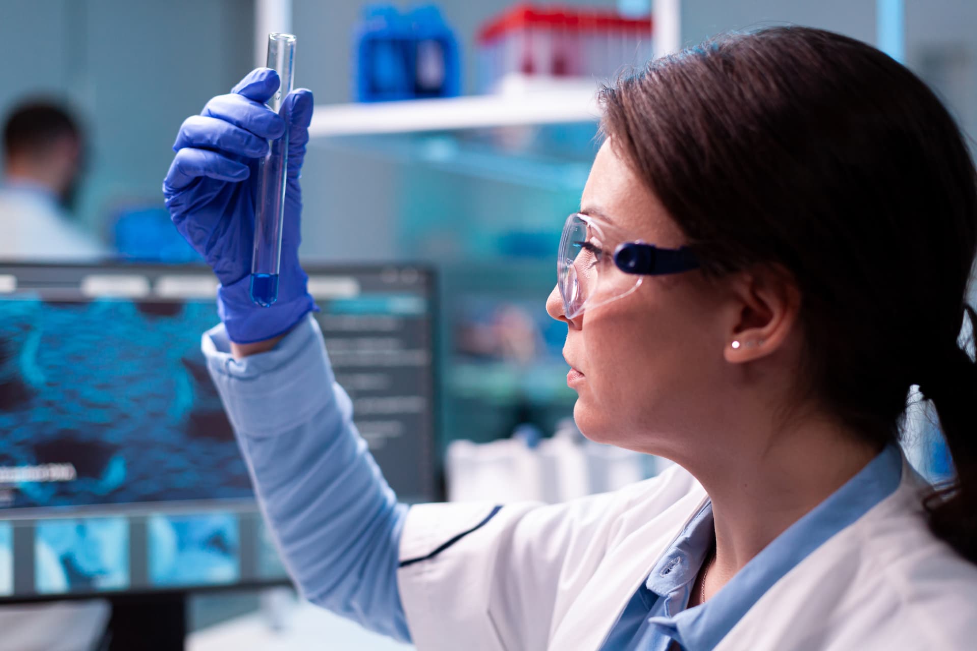 Cientista analisando amostra química em laboratório
